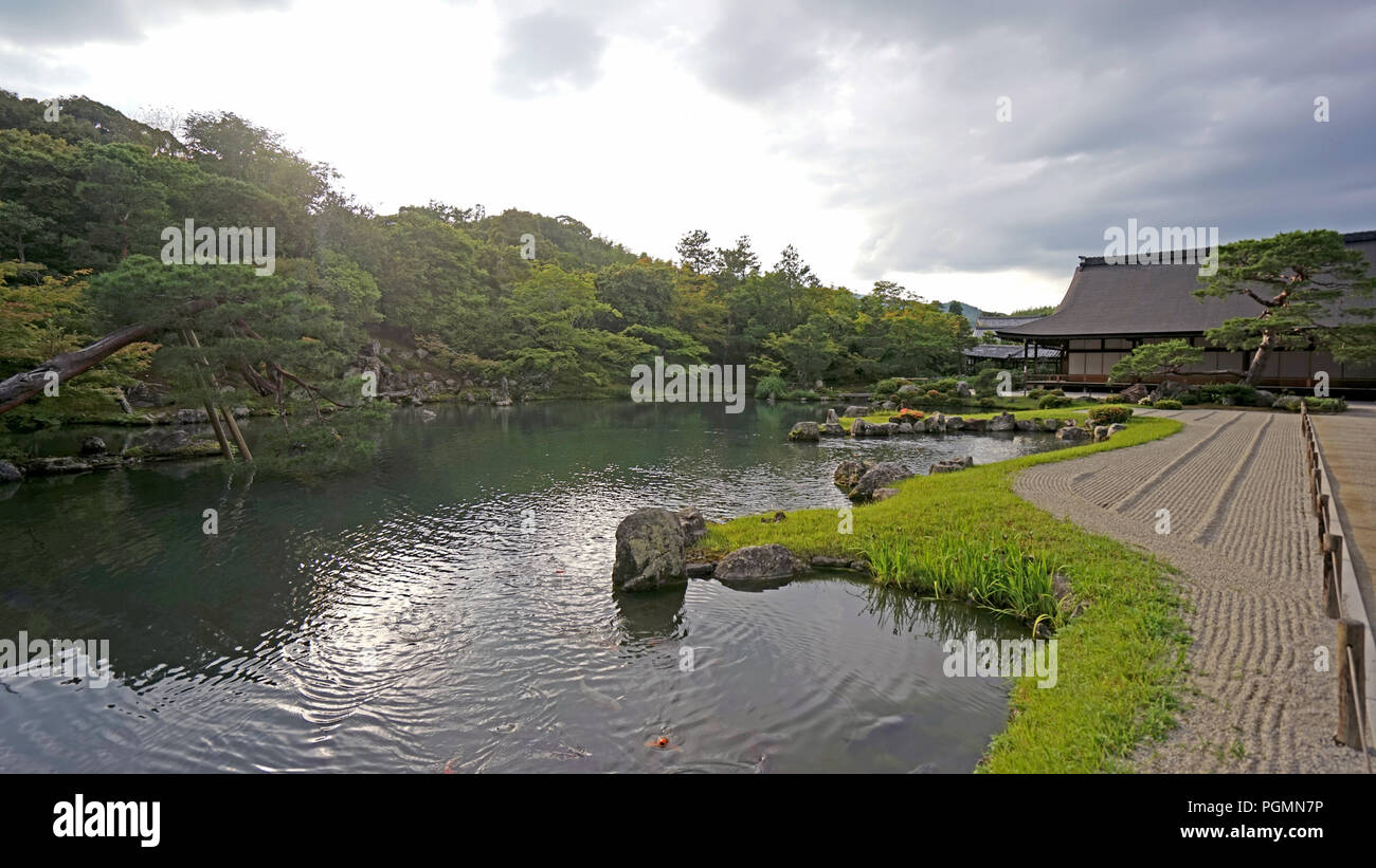 Gli edifici storici, lago e montagna in Giappone Kyoto giardino zen Foto Stock