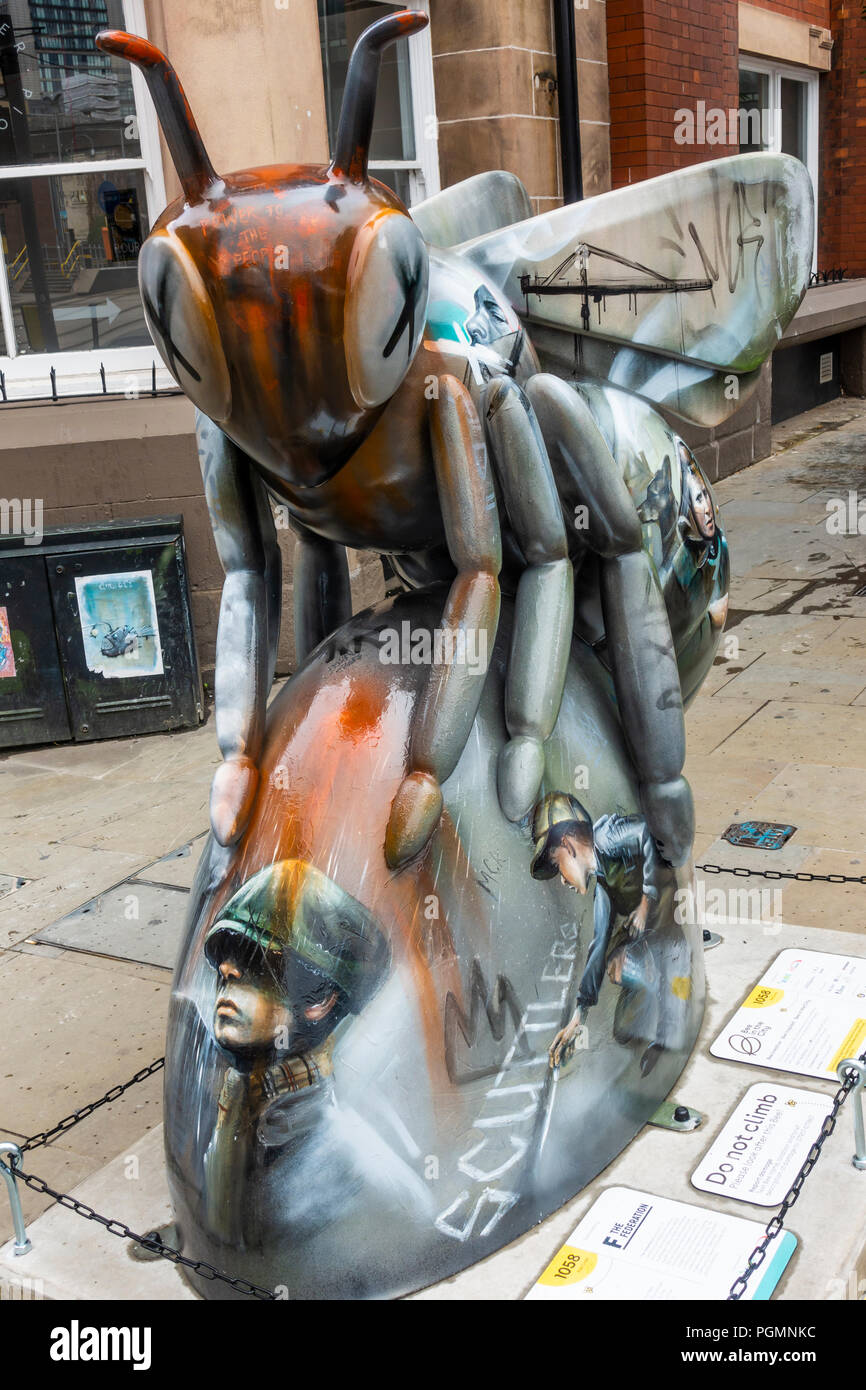 La Federazione Bee - clan nomade. Bee nella città, arte pubblica evento nella città di Manchester. Oltre 100 api su un libero e per il divertimento di tutta la famiglia trail Foto Stock