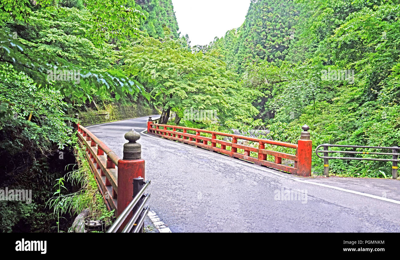 Il Giappone tradizionale ponte rosso e strada di campagna Foto Stock