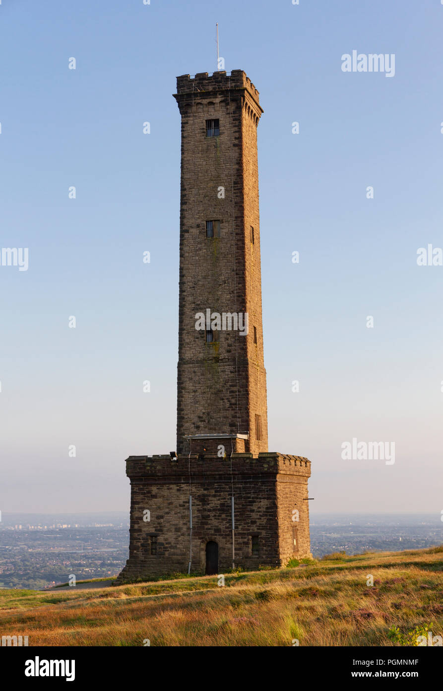 Peel Memorial torre sulla collina Holcombe, Ramsbottom, Lancashire, Inghilterra. Foto Stock