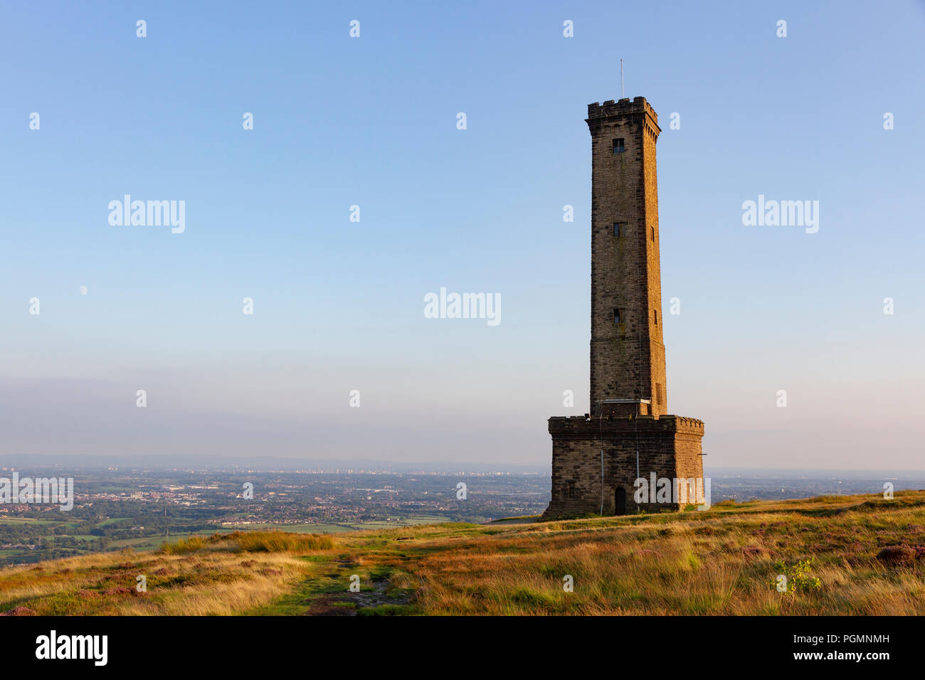Peel Memorial torre sulla collina Holcombe, Ramsbottom, Lancashire, Inghilterra. Foto Stock