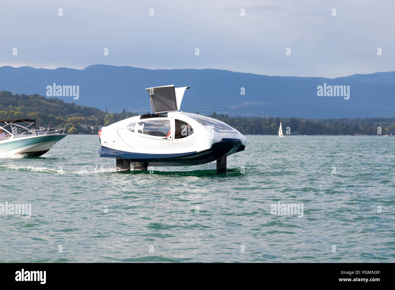 Bolle di mare aliscafo barca vela tecnologia Foto Stock