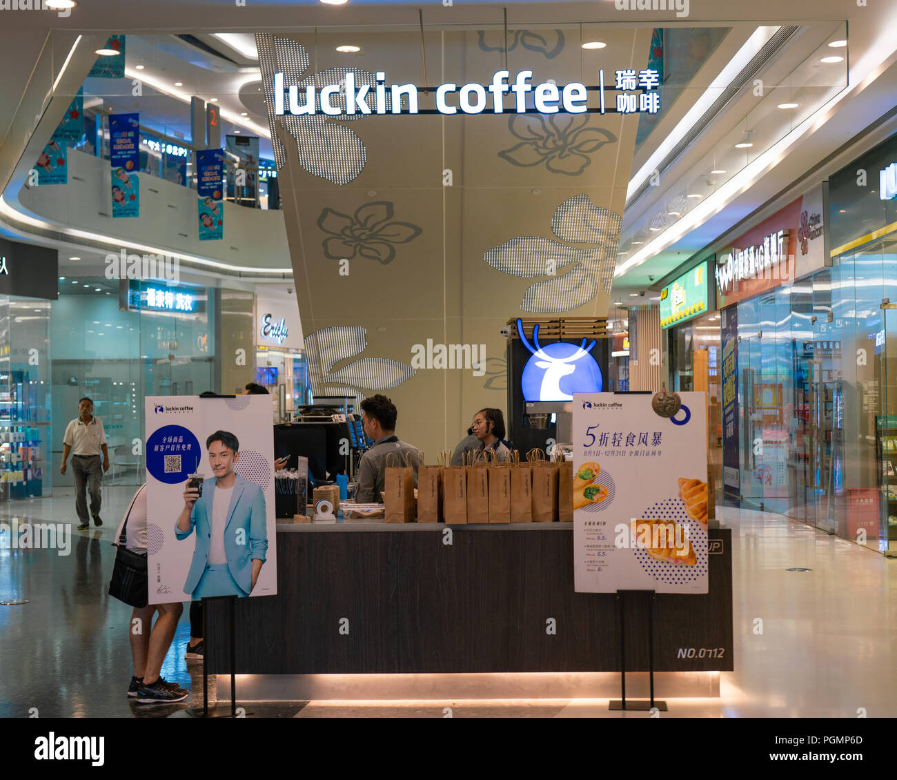 26 agosto 2018, Wuhan, Cina : un nuovo di zecca Luckin caffè all'interno di un centro commerciale per lo shopping con scritto il nome e il logo Foto Stock
