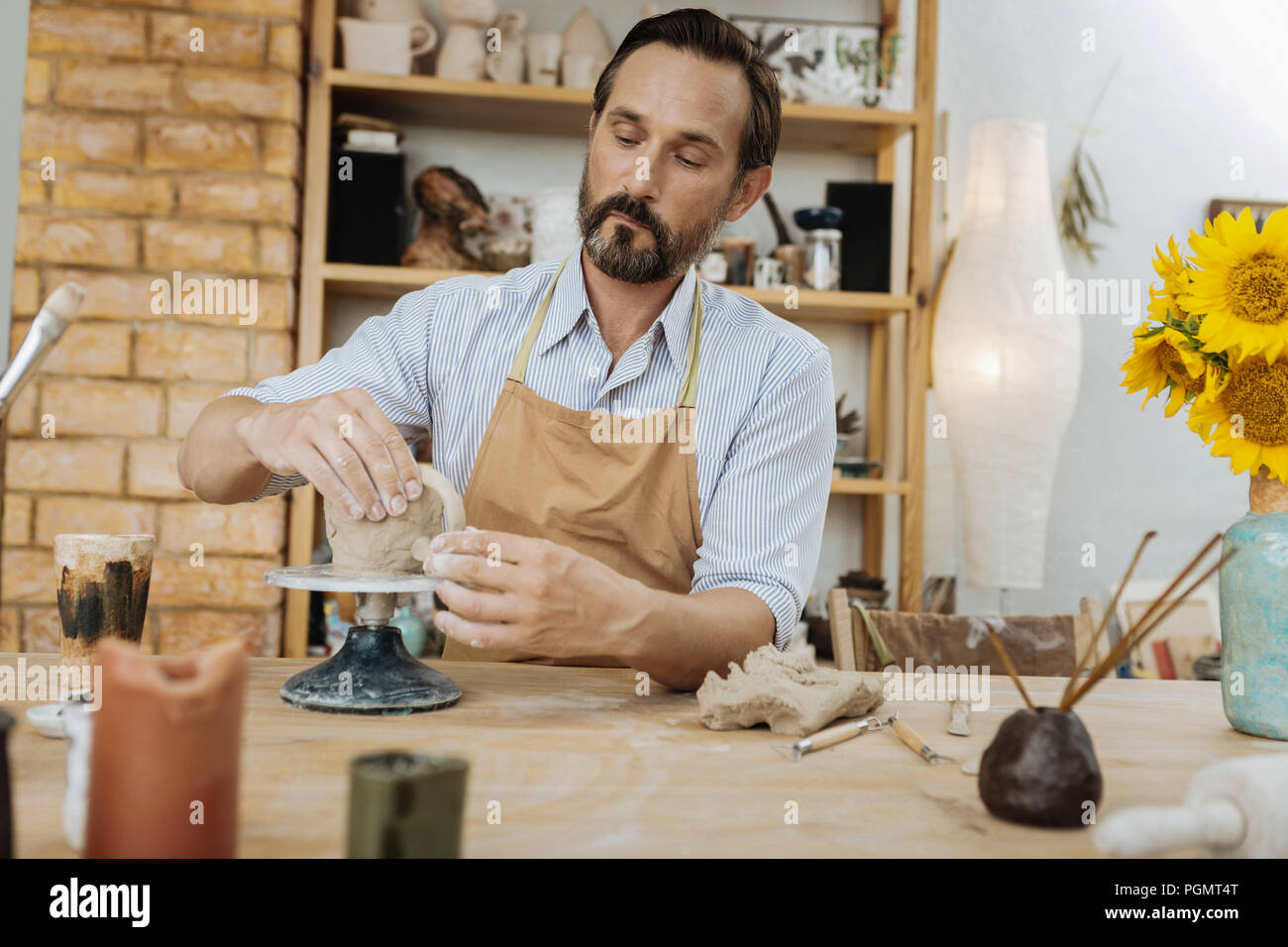 Grave barbuto potter formando bella e grande tazza di argilla Foto Stock
