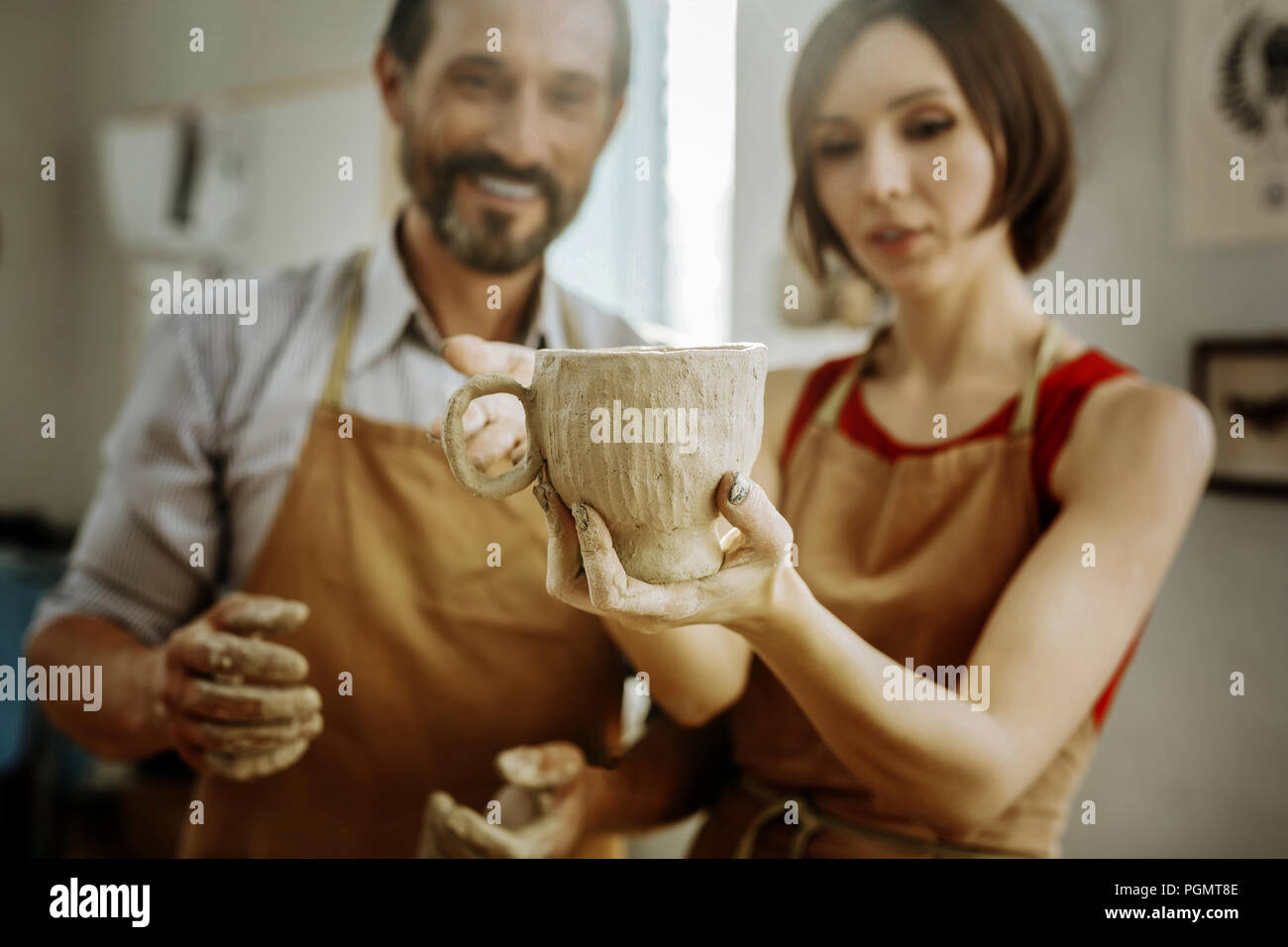 Paio di vasai sentirsi felice dopo aver nice big cup Foto Stock