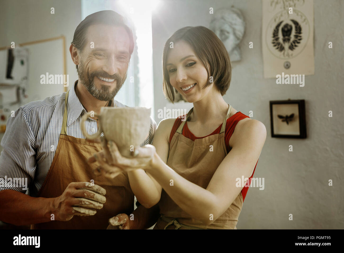 Due maestri ceramisti sollevati dopo aver nice big cup Foto Stock