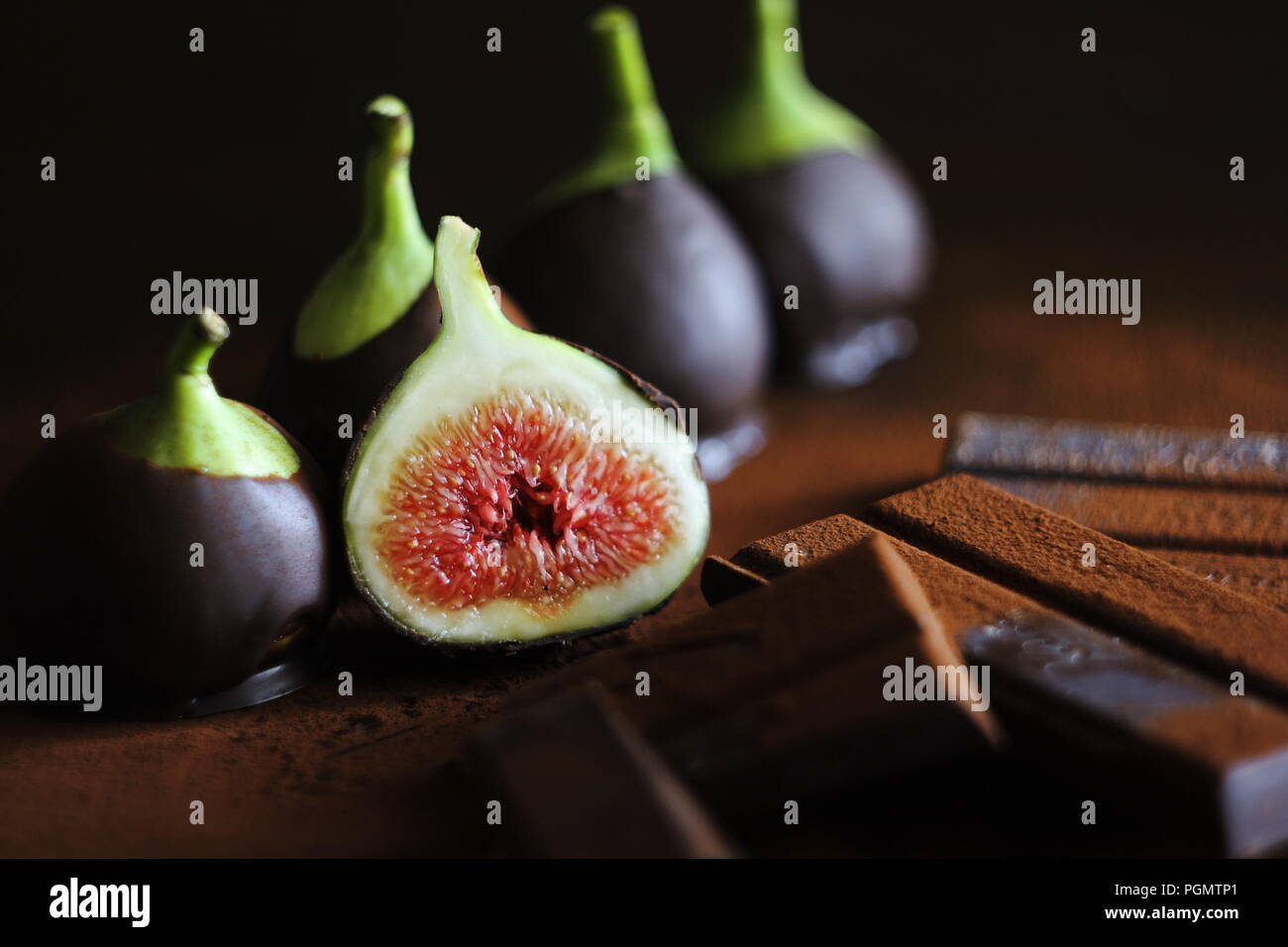 Ricoperta di cioccolato fichi freschi Foto Stock