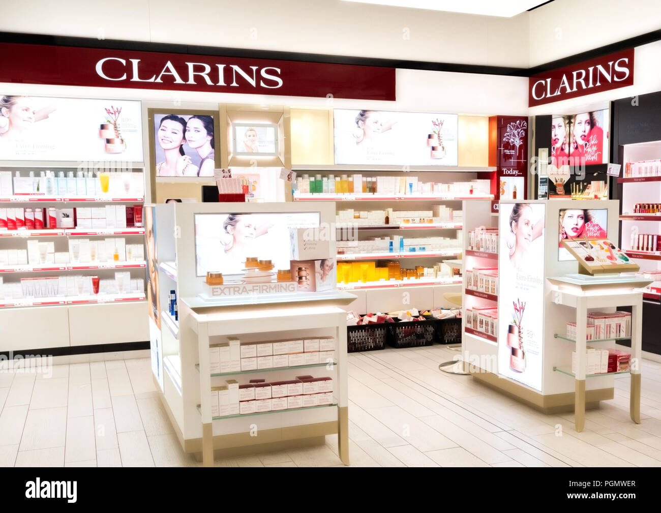 LONDON, Regno Unito - 31 agosto 2018:Clarins profumi e cosmetici di lusso  per il trucco collezione nel negozio boutique. Elegante negozio Foto stock  - Alamy