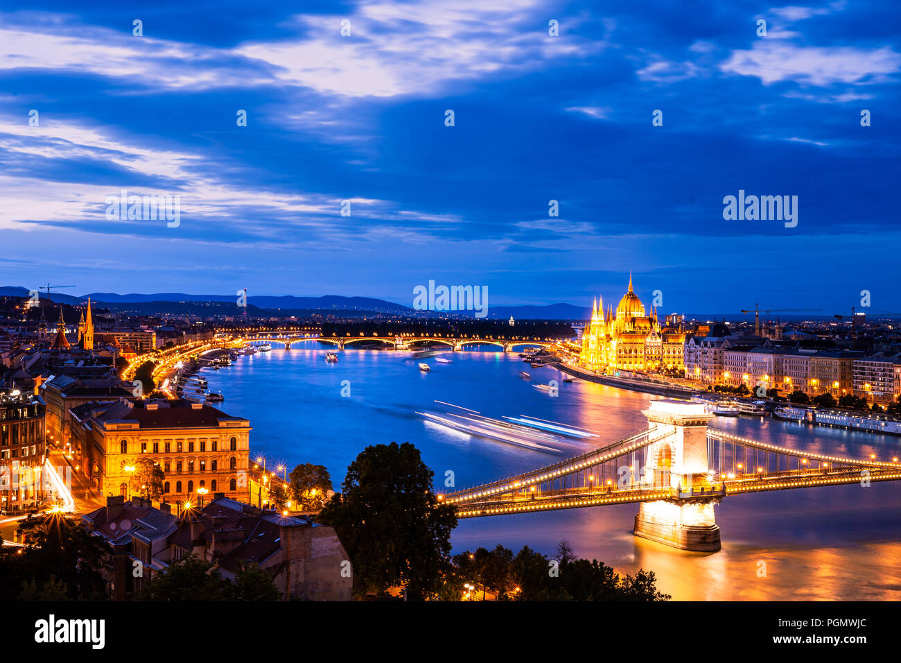 Vista panoramica su Budapest di notte. Fiume Danubio, Széchenyi il Ponte della Catena, e del Parlamento europeo, lunga esposizione Foto Stock