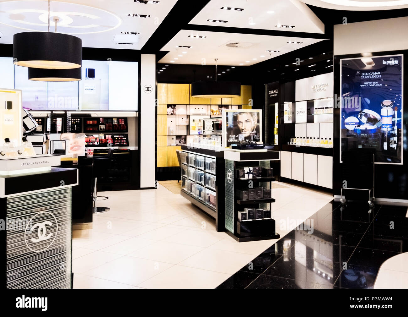 LONDON, Regno Unito - 31 agosto 2018: Chanel profumi e cosmetici di lusso per il trucco collezione nel negozio boutique. Elegante negozio. Foto Stock