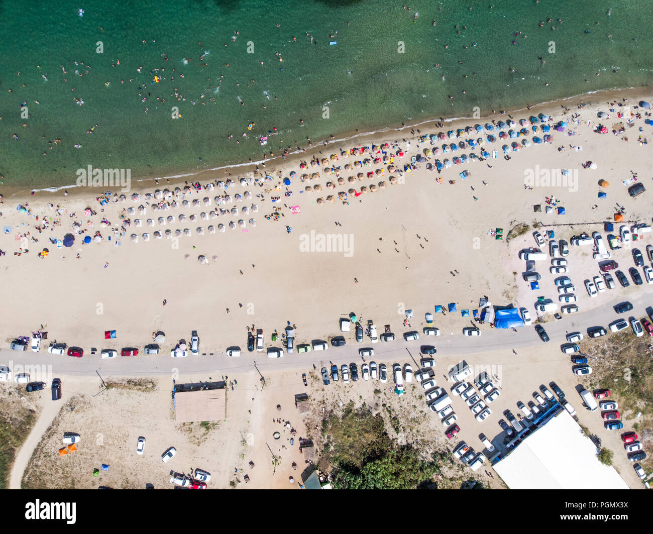 Antenna fuco vista di Beach Cove con persone nuoto a Erdek Turankoy / Balikesir / Turchia. La natura in città. Foto Stock