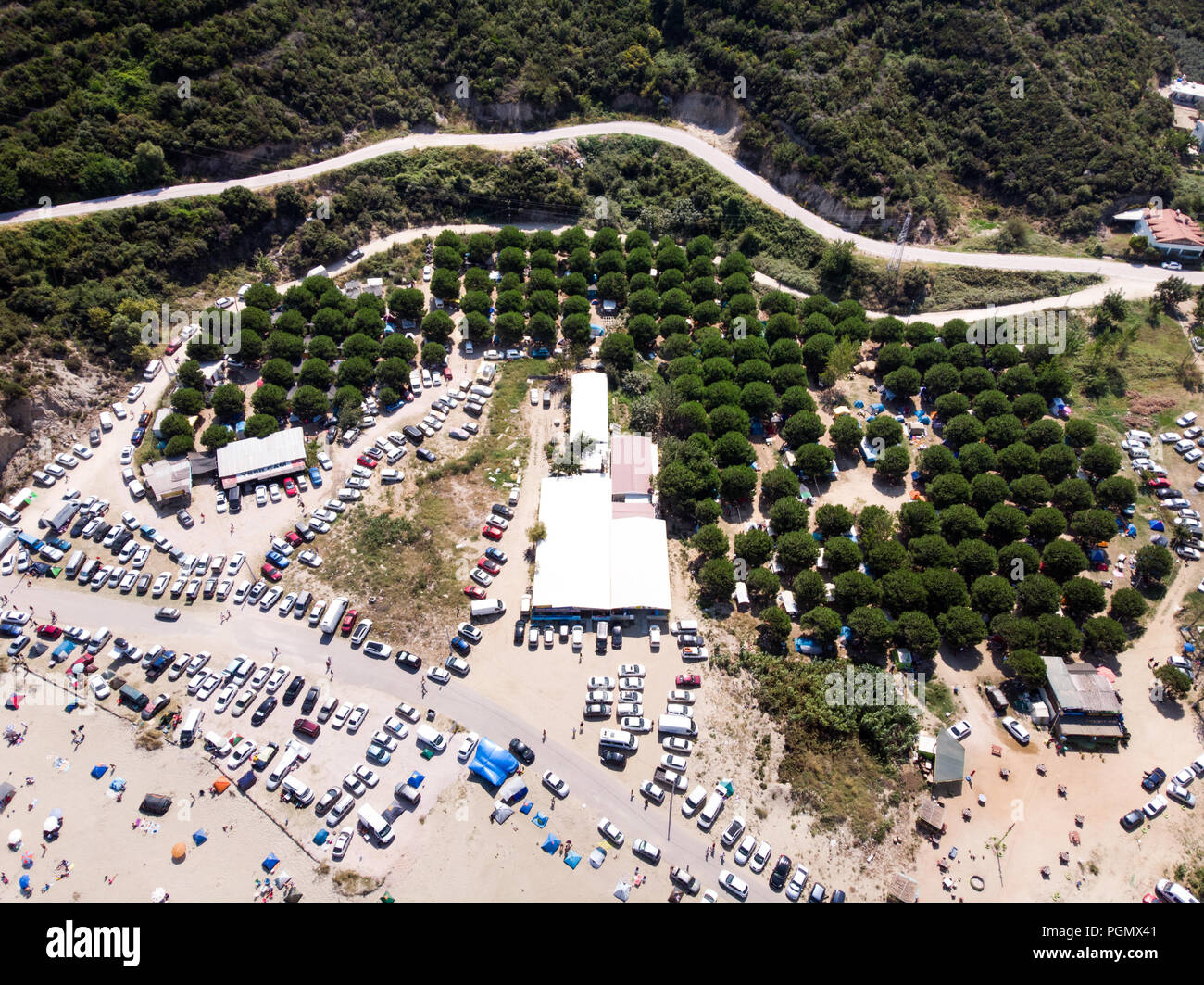 Antenna fuco vista degli edifici, alberi a Erdek Turankoy / Balikesir la Turchia. La natura in città. Foto Stock