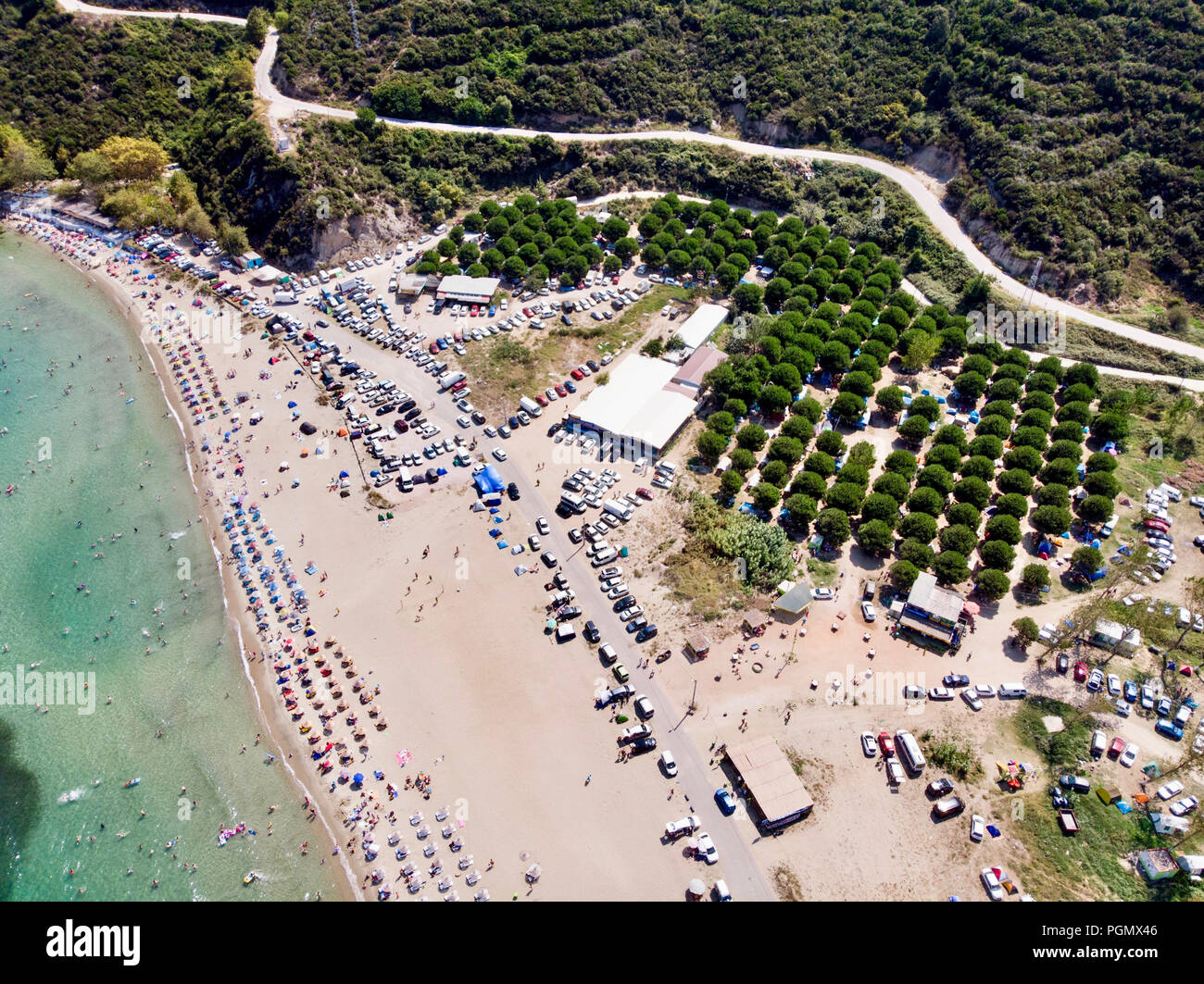 Antenna fuco vista di Beach Cove con persone nuoto a Erdek Turankoy / Balikesir / Turchia. La natura in città. Foto Stock