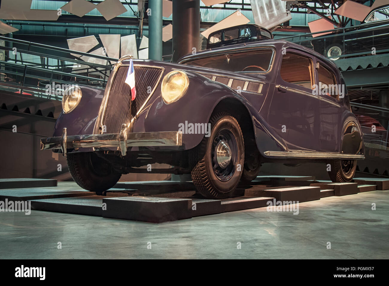 RIGA, Lettonia-aprile 18, 2018: 1938 Renault Viva Grand Sport nella riga Motor Museum. Foto Stock