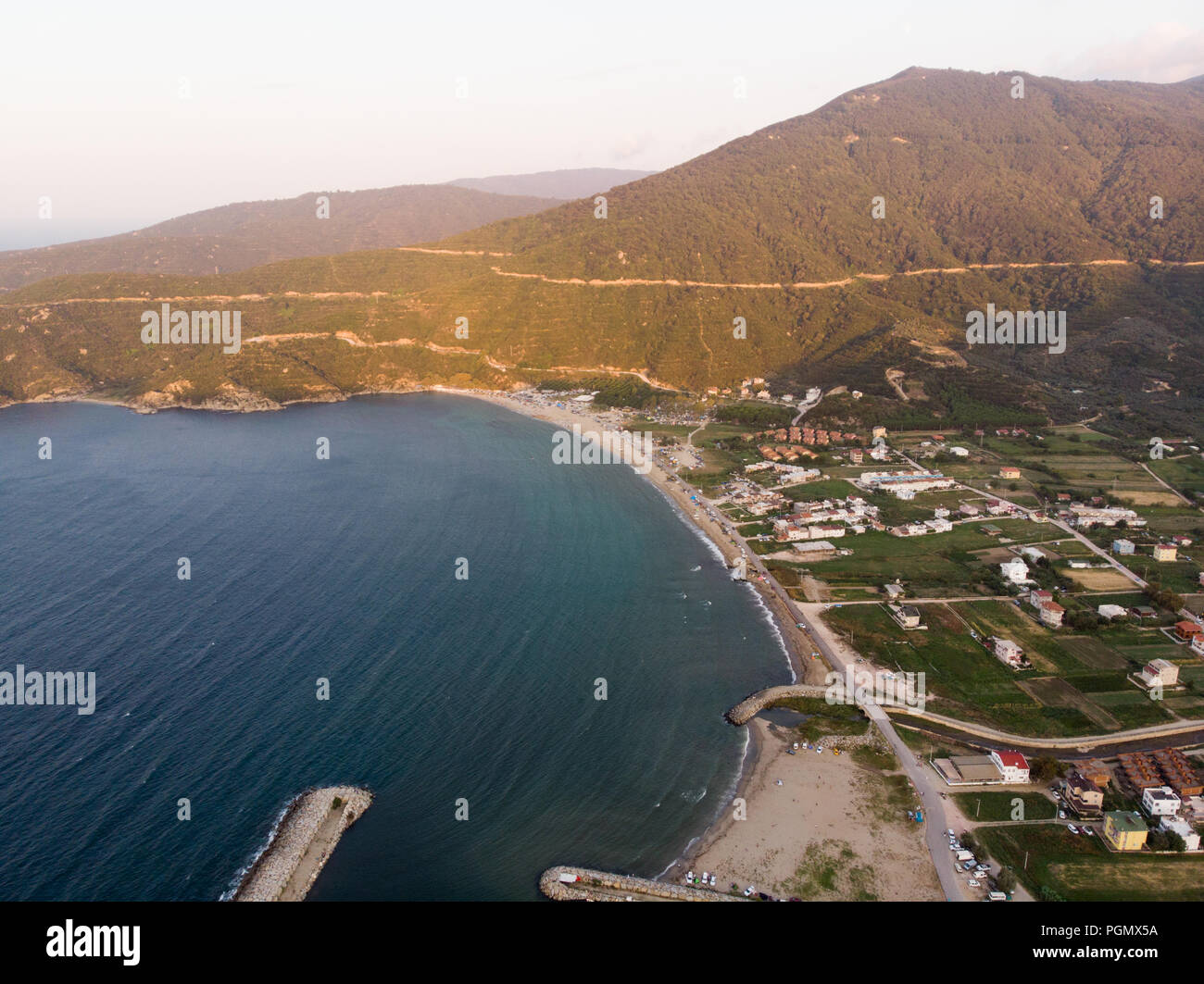 Antenna fuco vista di Beach Cove con persone nuoto a Erdek Turankoy / Balikesir. La natura in città. Foto Stock