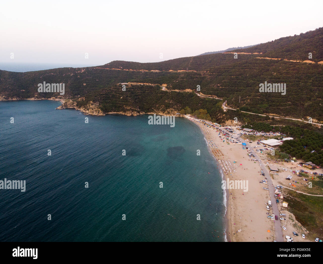 Antenna fuco vista di Beach Cove con persone nuoto a Erdek Turankoy / Balikesir. La natura in città. Foto Stock