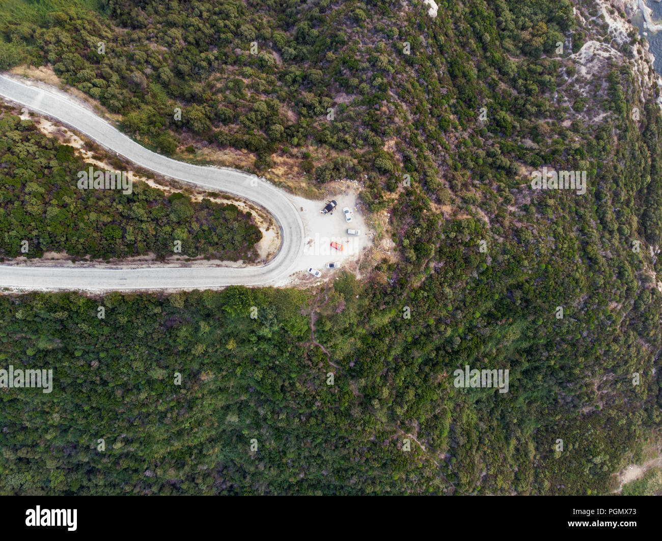 Antenna fuco vista della strada di montagna nella foresta a Erdek Turankoy / Balikesir Turchia della natura in città. Foto Stock