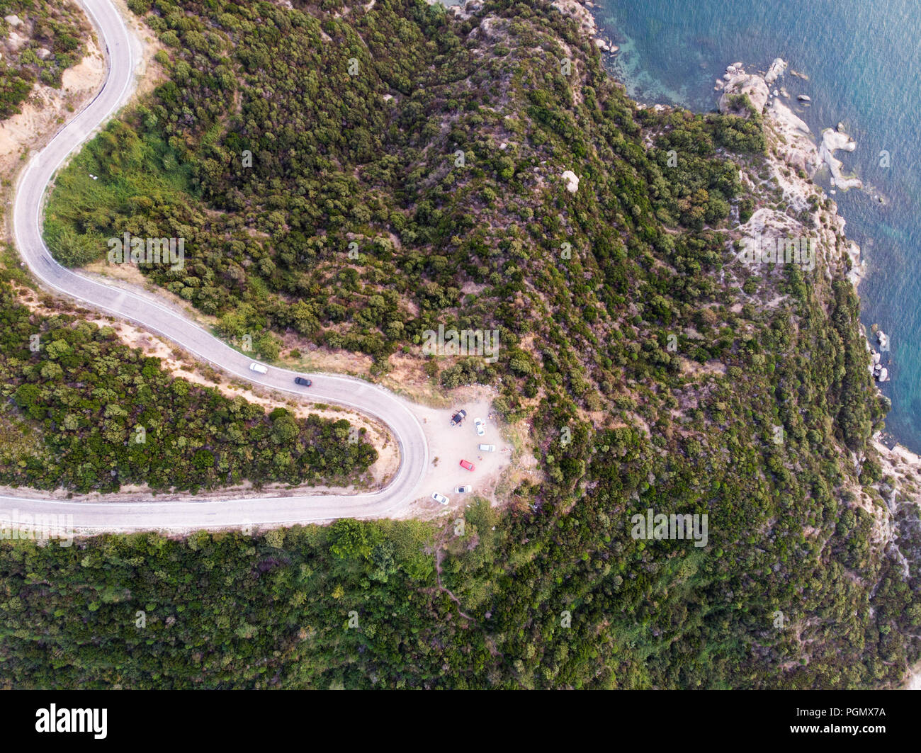 Antenna fuco vista della strada di montagna nella foresta a Erdek Turankoy / Balikesir Turchia della natura in città. Foto Stock