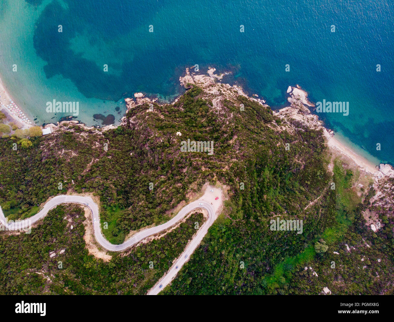 Antenna fuco vista della strada di montagna nella foresta a Erdek Turankoy / Balikesir Turchia della natura in città. Foto Stock