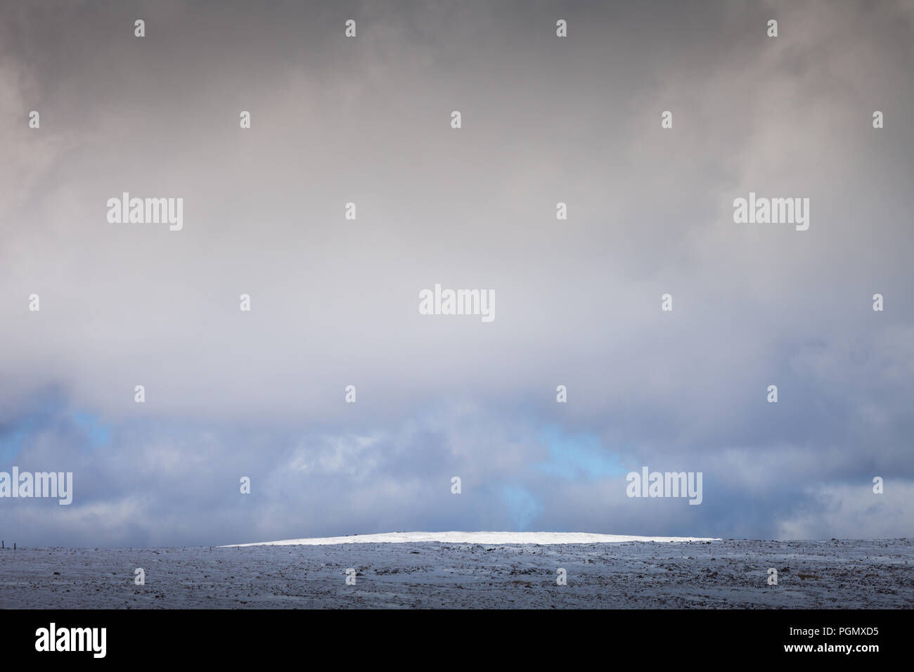 Cielo drammatico su colline innevate, Cairngorms National Park, Scotland Regno Unito Foto Stock