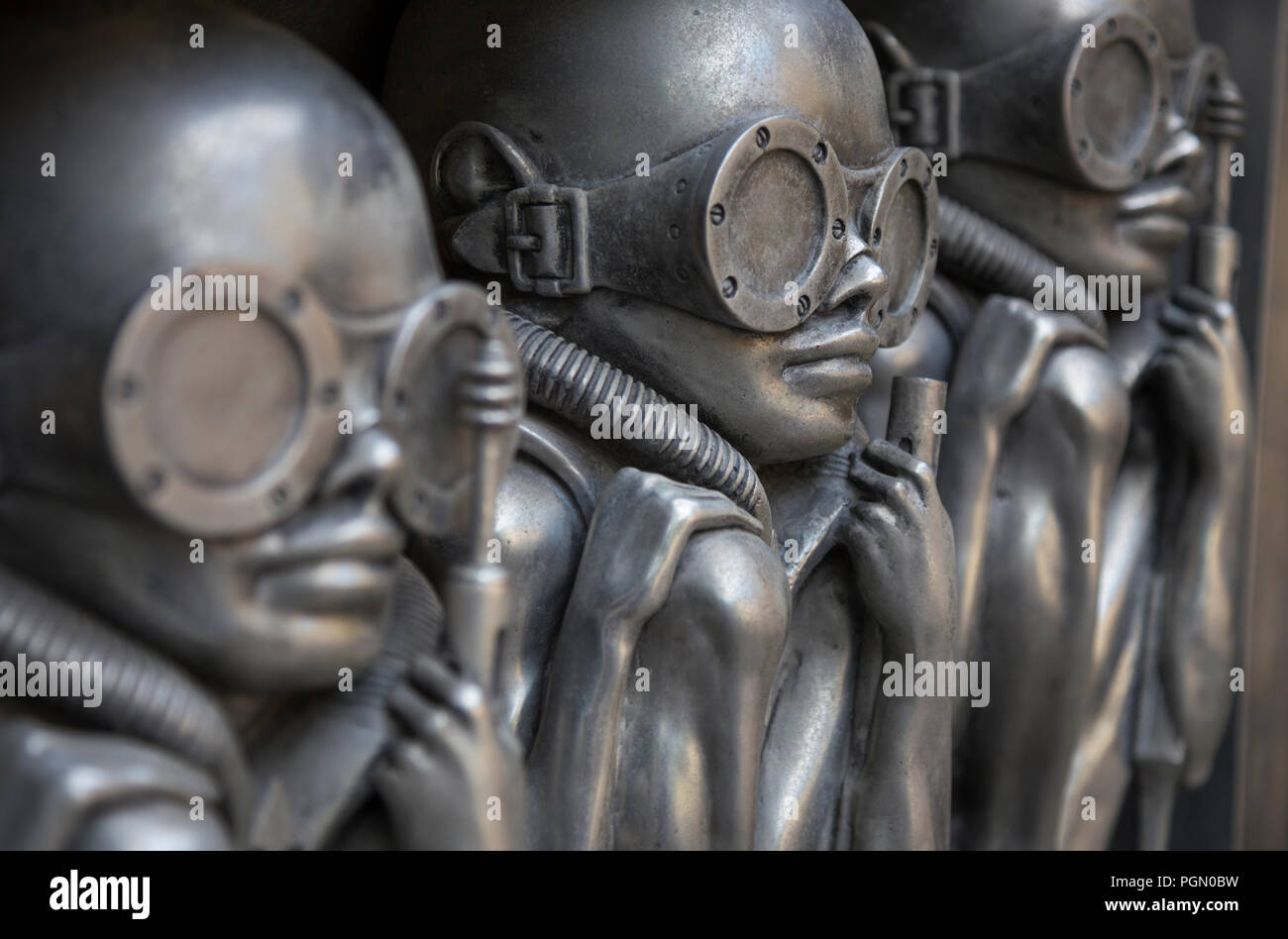 Hans Ruedi Giger artwork al di fuori del Giger museum di Gruyères, Svizzera Foto Stock