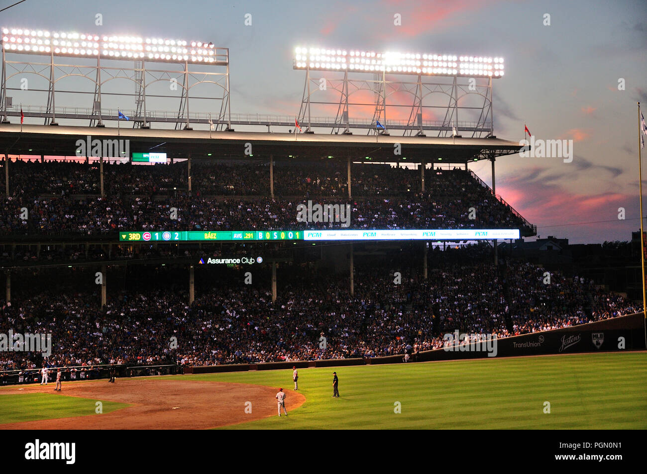 Chicago's MLB baseball stadio Wrigley Field è dove il Chicago Cubs giocare a baseball. Night game Cubs vs Cincinnati Reds. Foto Stock