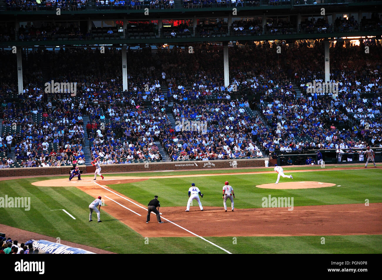 Chicago's MLB baseball stadio Wrigley Field è dove il Chicago Cubs giocare a baseball. Night game Cubs vs Cincinnati Reds. Foto Stock