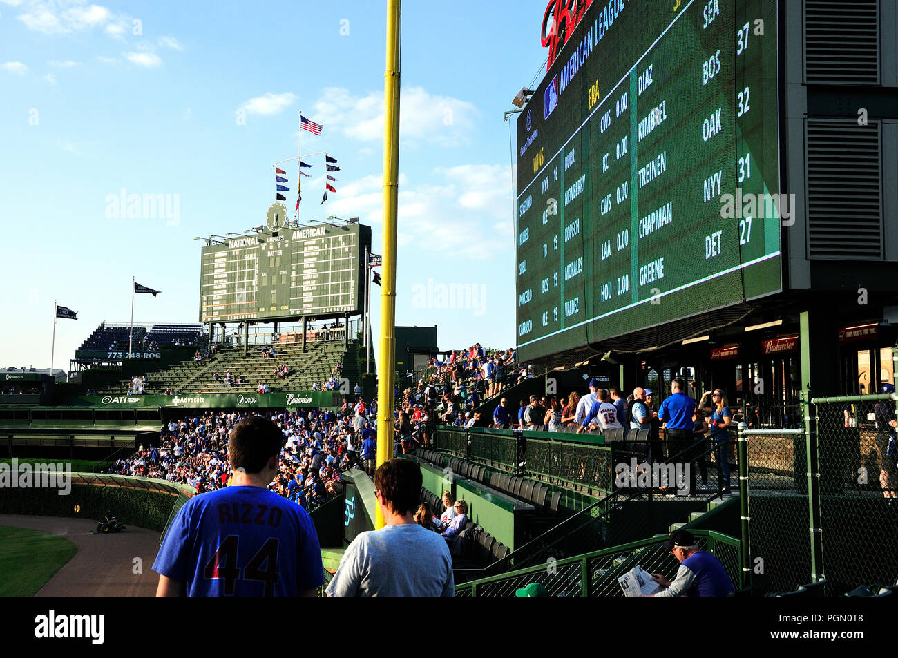 Chicago's MLB baseball stadio Wrigley Field è dove il Chicago Cubs giocare a baseball. Night game Cubs vs Cincinnati Reds. Foto Stock