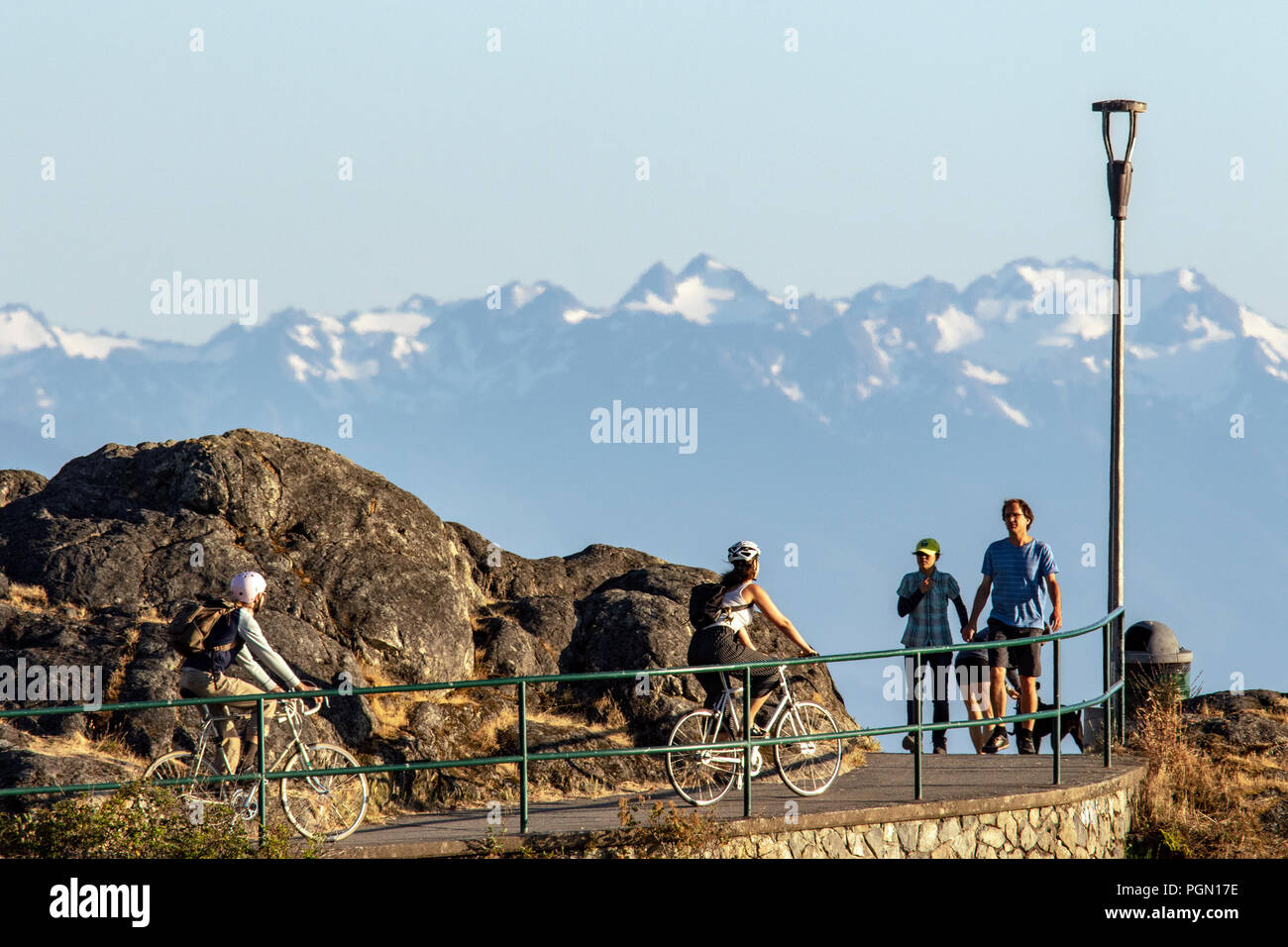 La gente a piedi e in bici di equitazione a Macaulay Point Park - Esquimalt, Victoria, Isola di Vancouver, British Columbia, Canada Foto Stock
