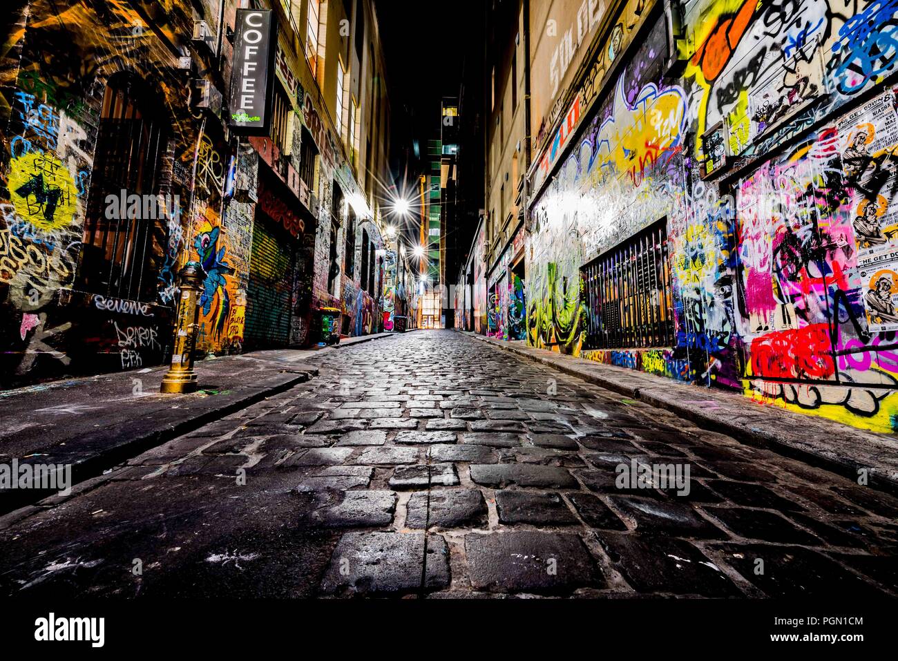 Hosier Lane, Melbourne, Arte di strada, di notte lunga esposizione Foto Stock