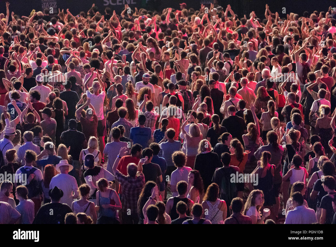 Canada,Quebec,di Montreal, Montreal Jazz Festival. La folla di persone al concerto. Foto Stock