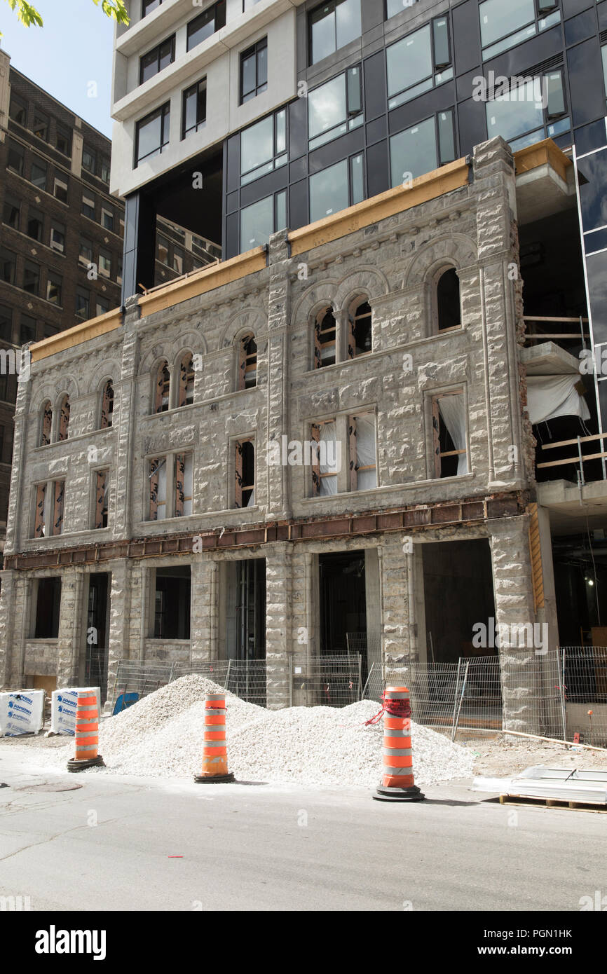 Costruzione e restauro, salvare la facciata di un edificio in un nuovo edificio commerciale Foto Stock