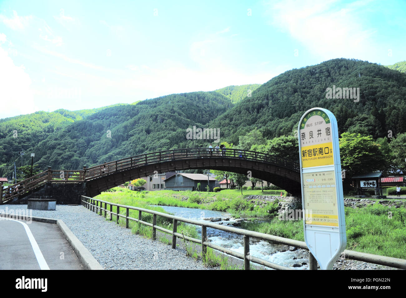 Una autostrada a lunga distanza fermata accanto a KISO OOhashi realizzata in legno ponte in Narai-Juku Foto Stock