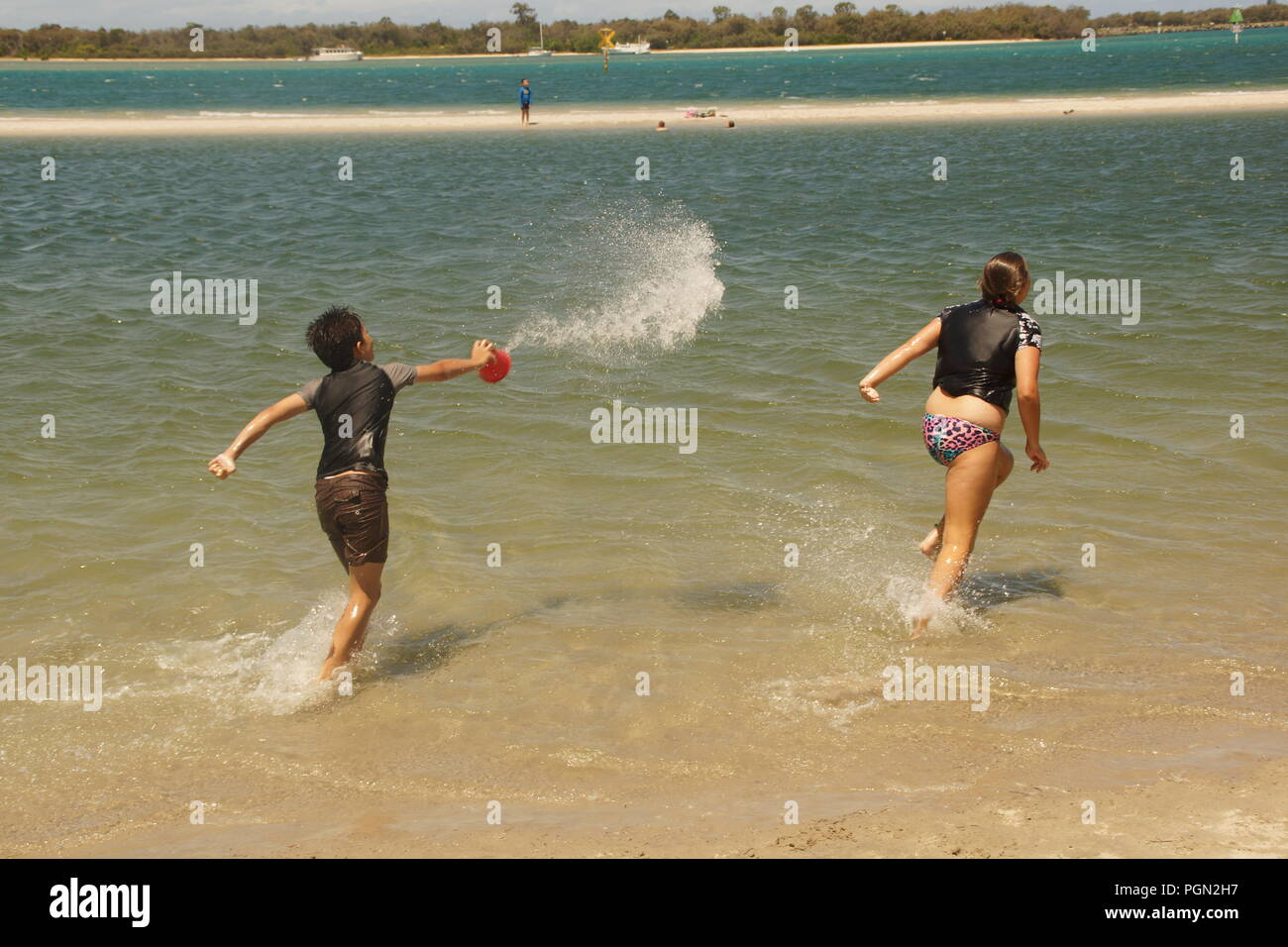 Divertimento al sole in spiaggia Foto Stock