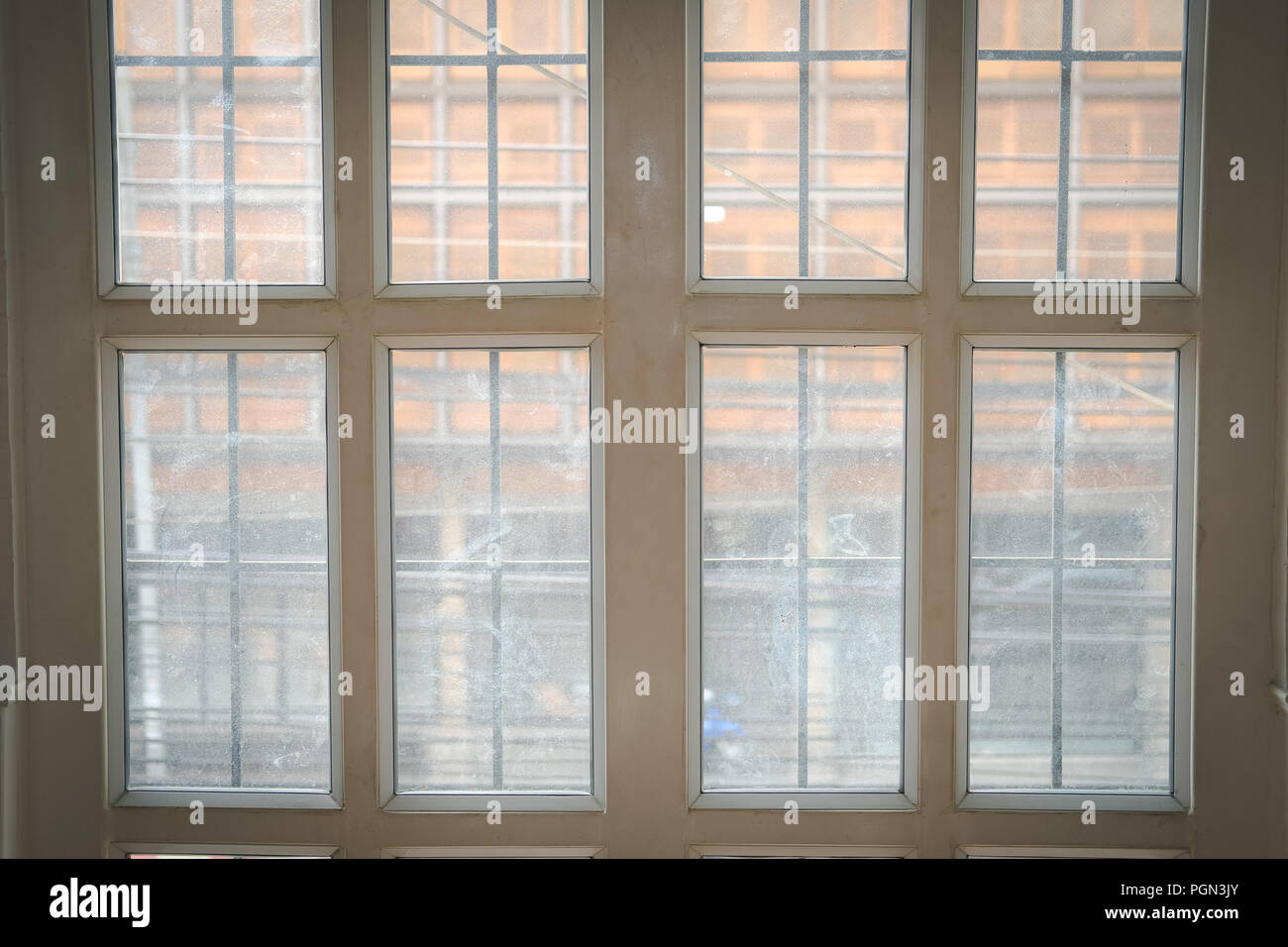 Tradizionale bianco chiuso sul telaio di una finestra Foto Stock