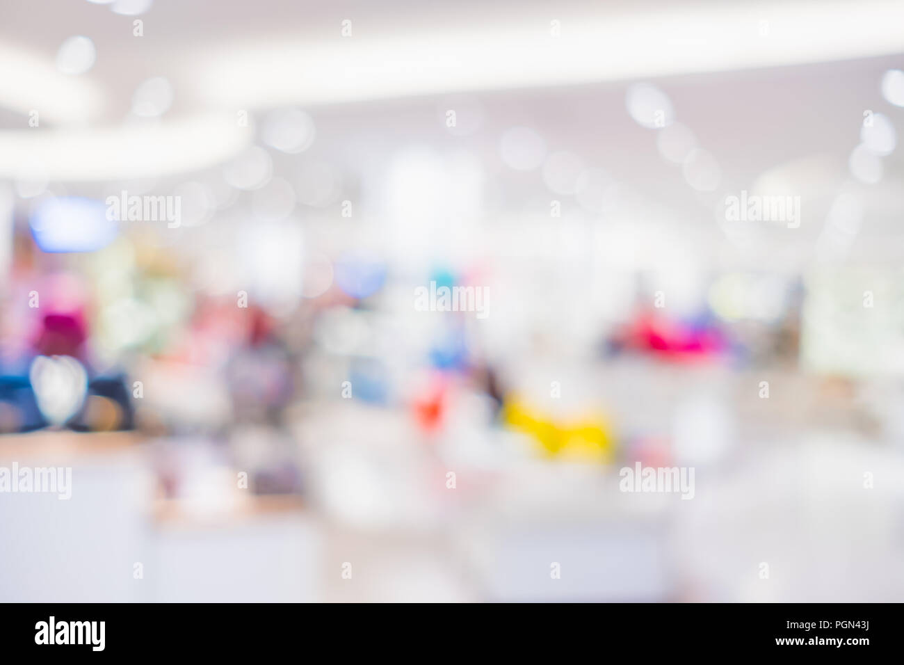 Sfocare lo sfondo di persone lo shopping al department store mall con luci bokeh di fondo Foto Stock