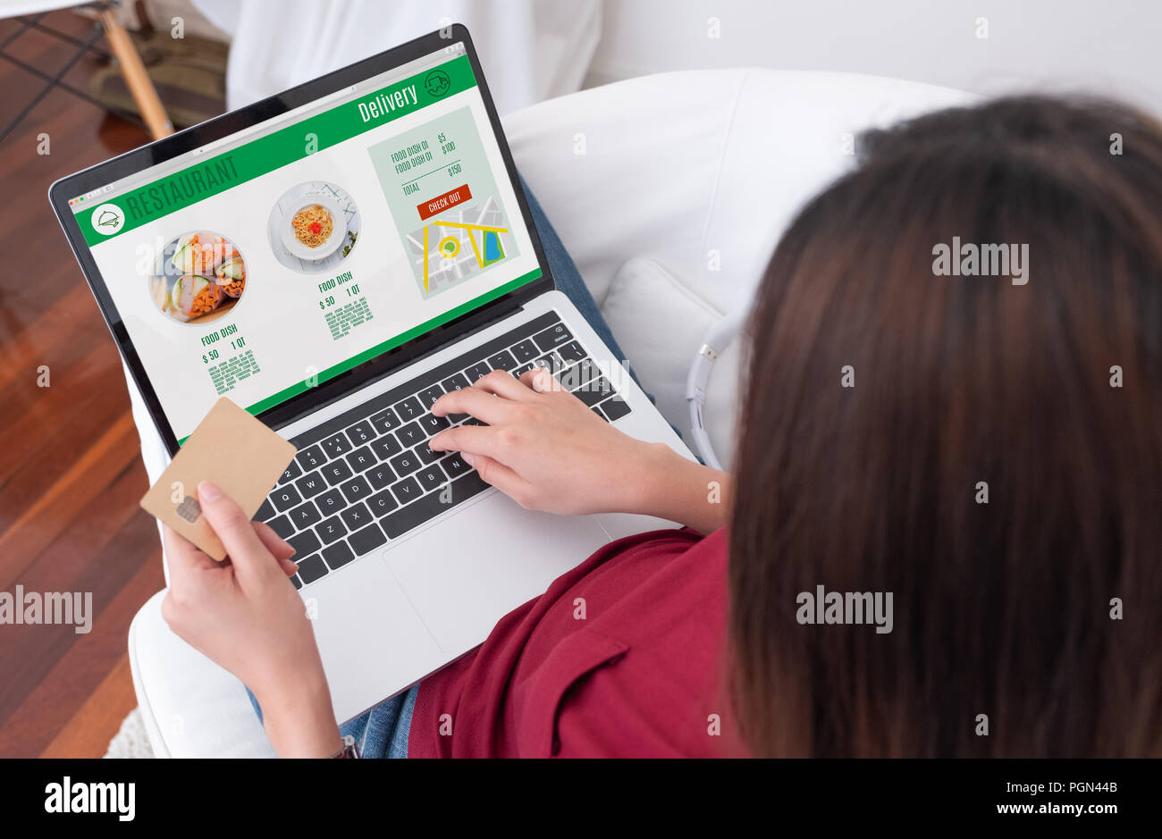 Close up donna seduta usa carta di credito pagare per alimentare ordine online sul computer portatile in Aggiungi al carrello Pagina web di funzione a casa,Digital concetto di commercializzazione. Foto Stock