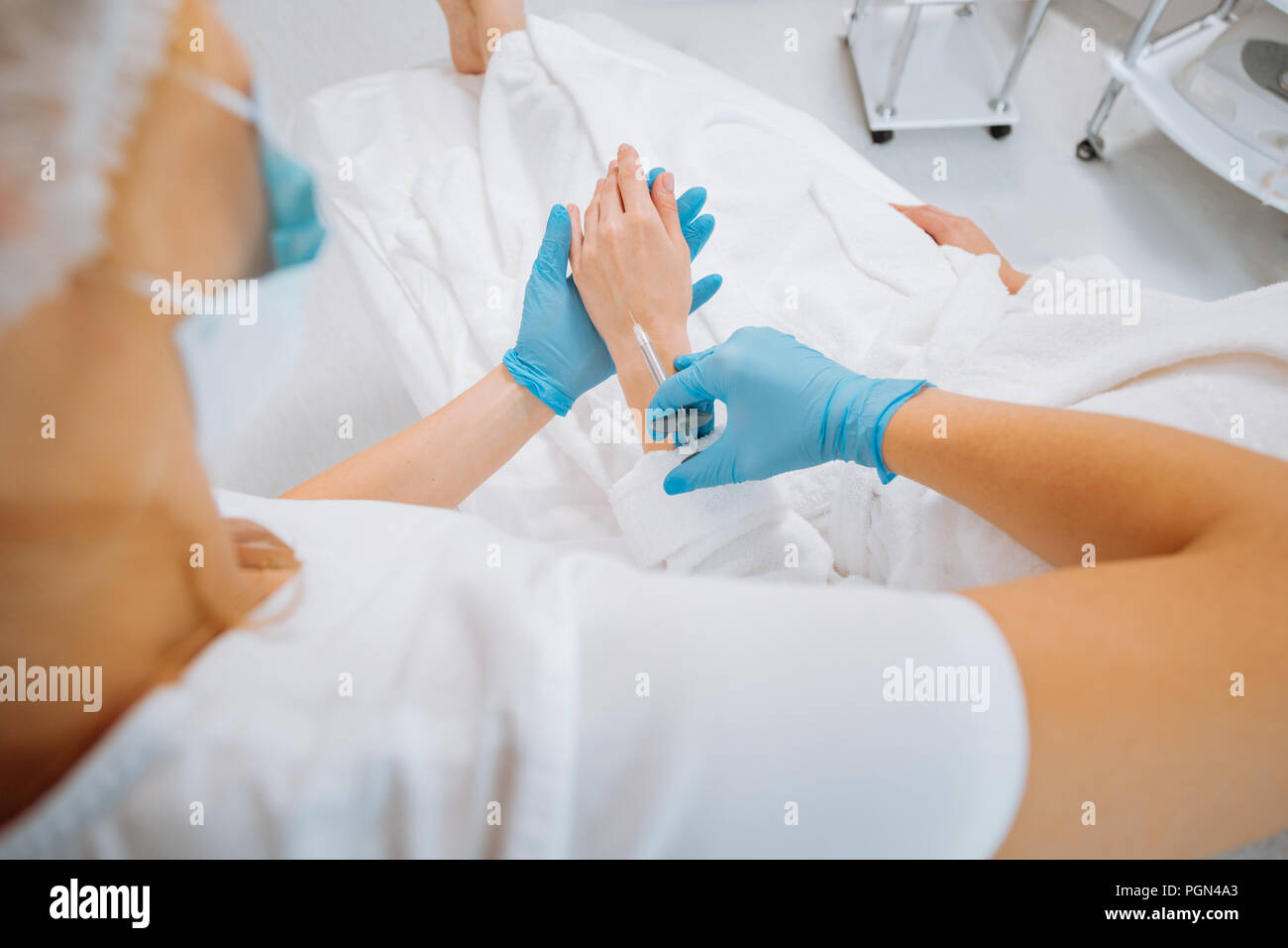 Vista dall'alto di una femmina di mano in mano ai medici Foto Stock