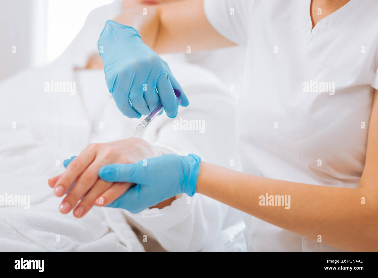 La mano di un bel giovane e bella donna Foto Stock