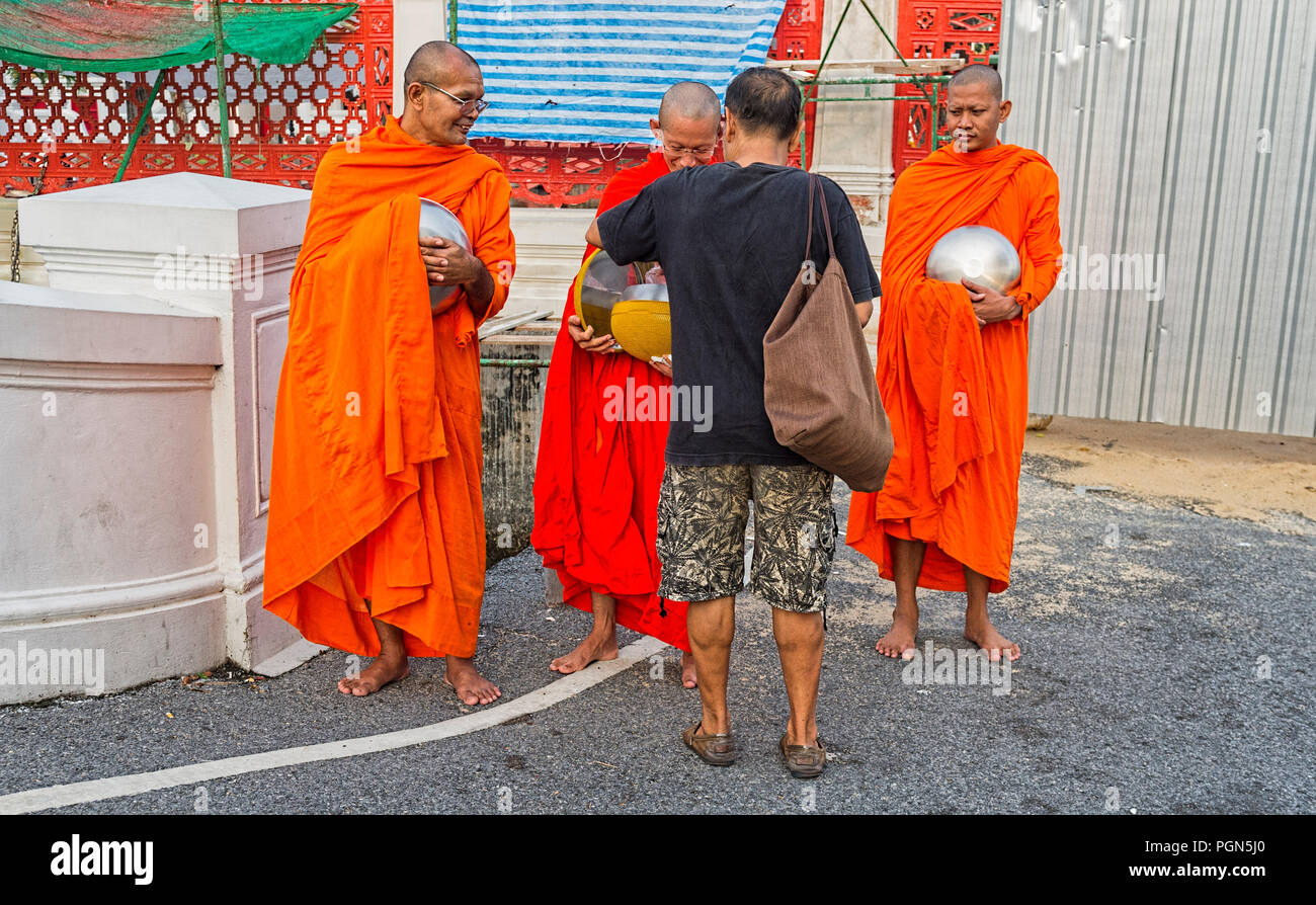 Monaco buddista ricevendo alms e dando una benedizione Bangkok in Thailandia del sud-est asiatico Foto Stock