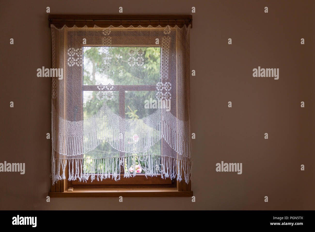 Folk tende a crochet sulla finestra in legno all'interno della casa di campagna, Polonia Foto Stock