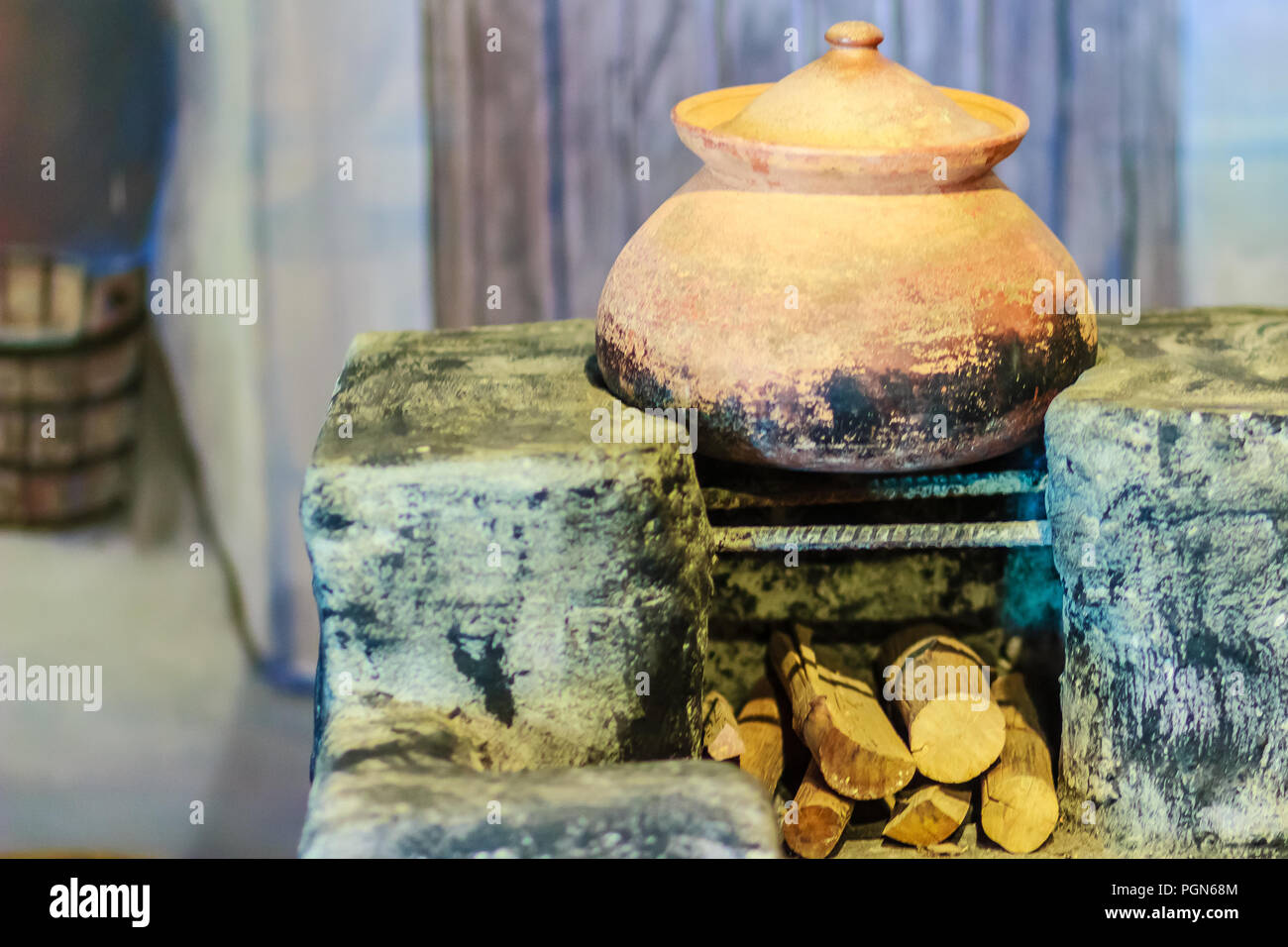 Vintage local area cucina con il vecchio vaso di porcellana sulla antica stufa e legna da ardere Foto Stock