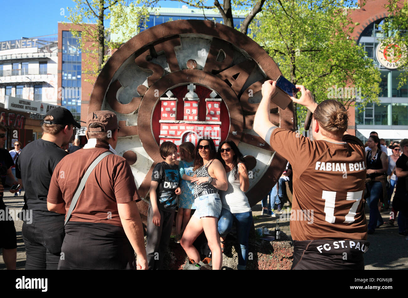 Per gli appassionati di calcio dopo la partita, FC St Pauli, St.Pauli, Amburgo, Germania, Europa Foto Stock