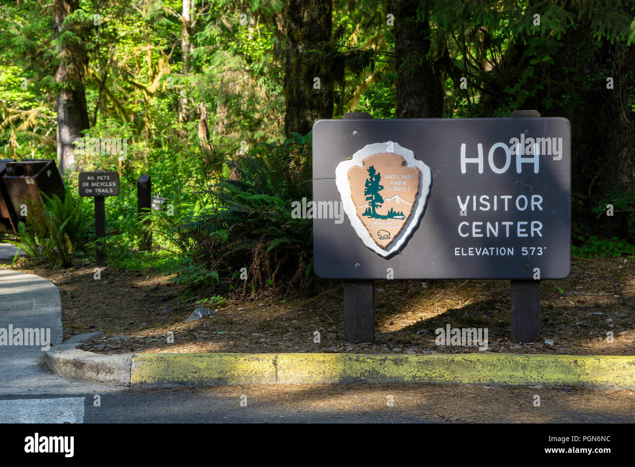 Hoh Forest visitor center signpost, il Parco Nazionale di Olympic, nello stato di Washington, USA. Foto Stock