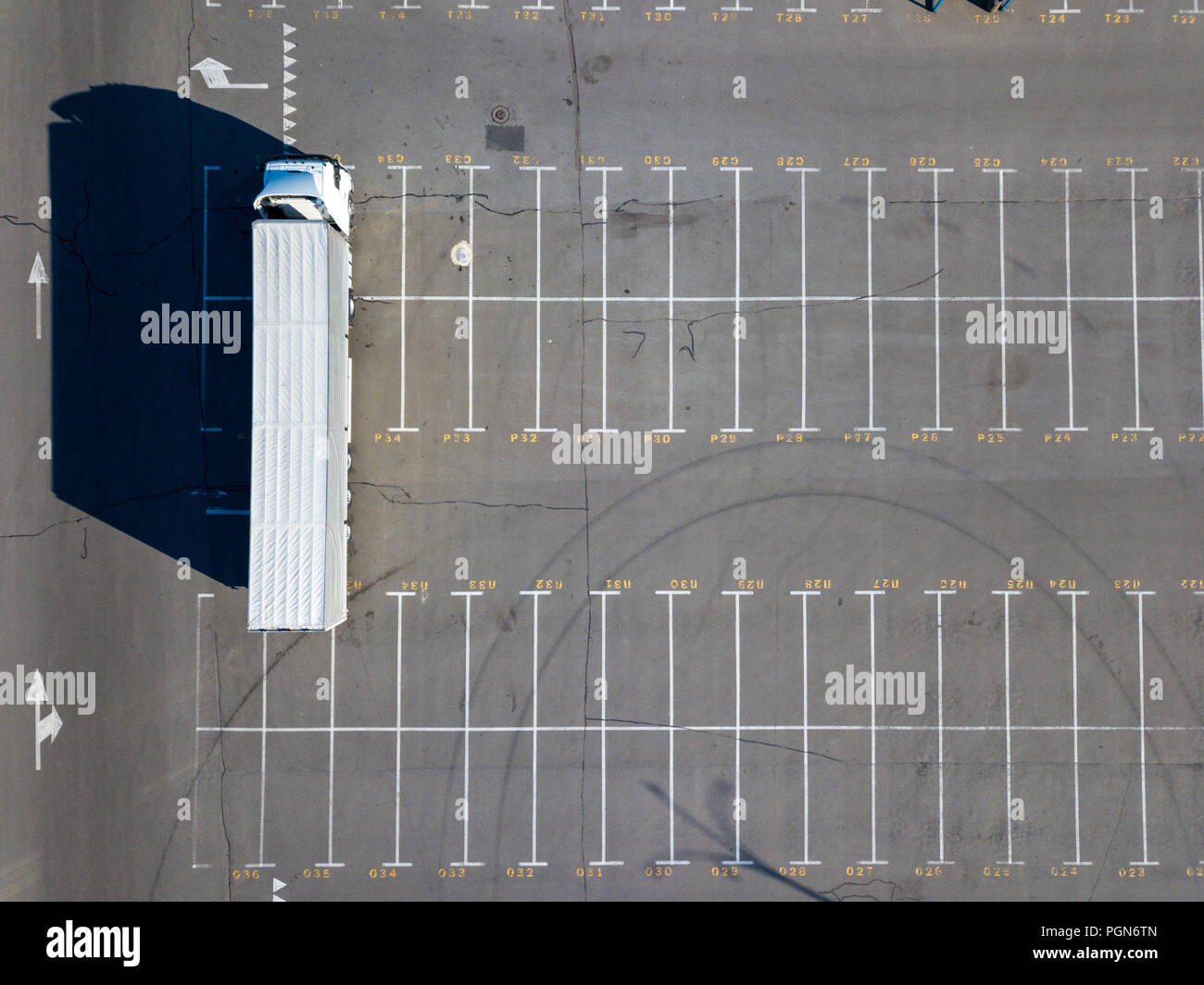 Un lungo il carrello in un parcheggio con la marcatura per il carico di materiali edili con ombre nette in una giornata di sole Foto Stock