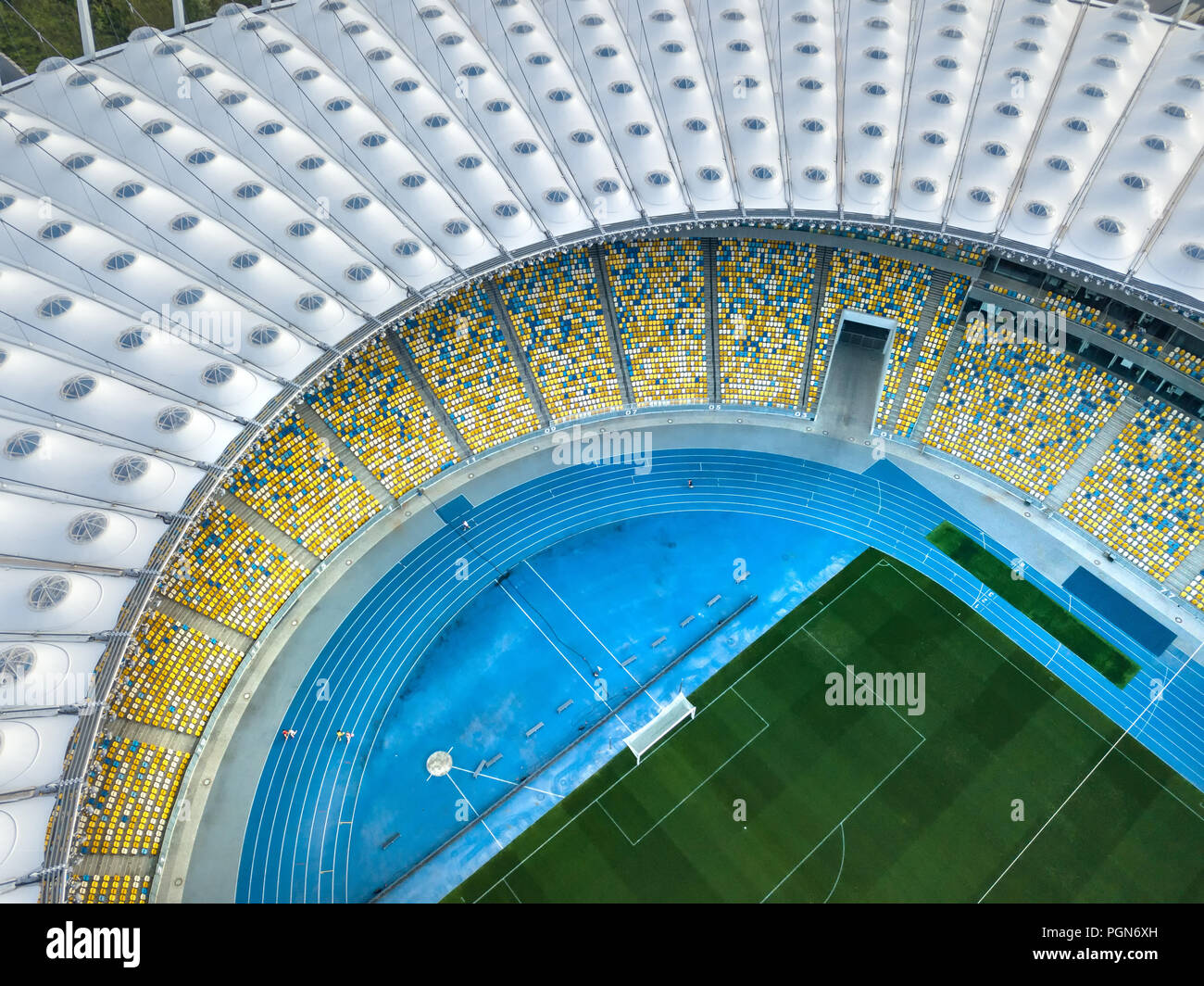 Kiev, Ucraina - 19 luglio, 2018. Nazionale Complesso Sportivo Olimpico Olimpiysky NSC. Vista aerea da fuco di costruzione della copertura dello stadio, verde di un campo da calcio, tribune. Foto Stock