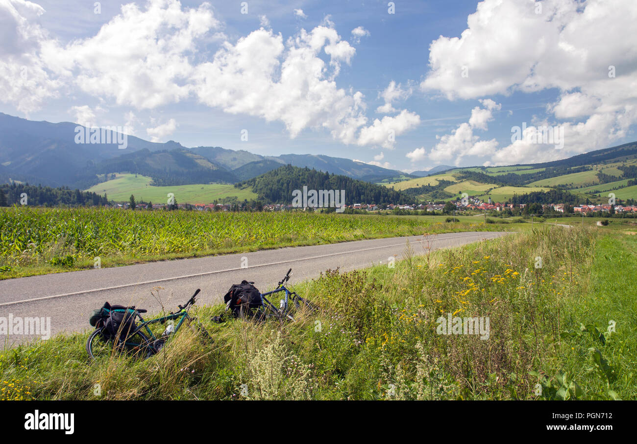 Biciclette sul bordo della strada per Zuberec hanno, Slovacchia. Foto Stock