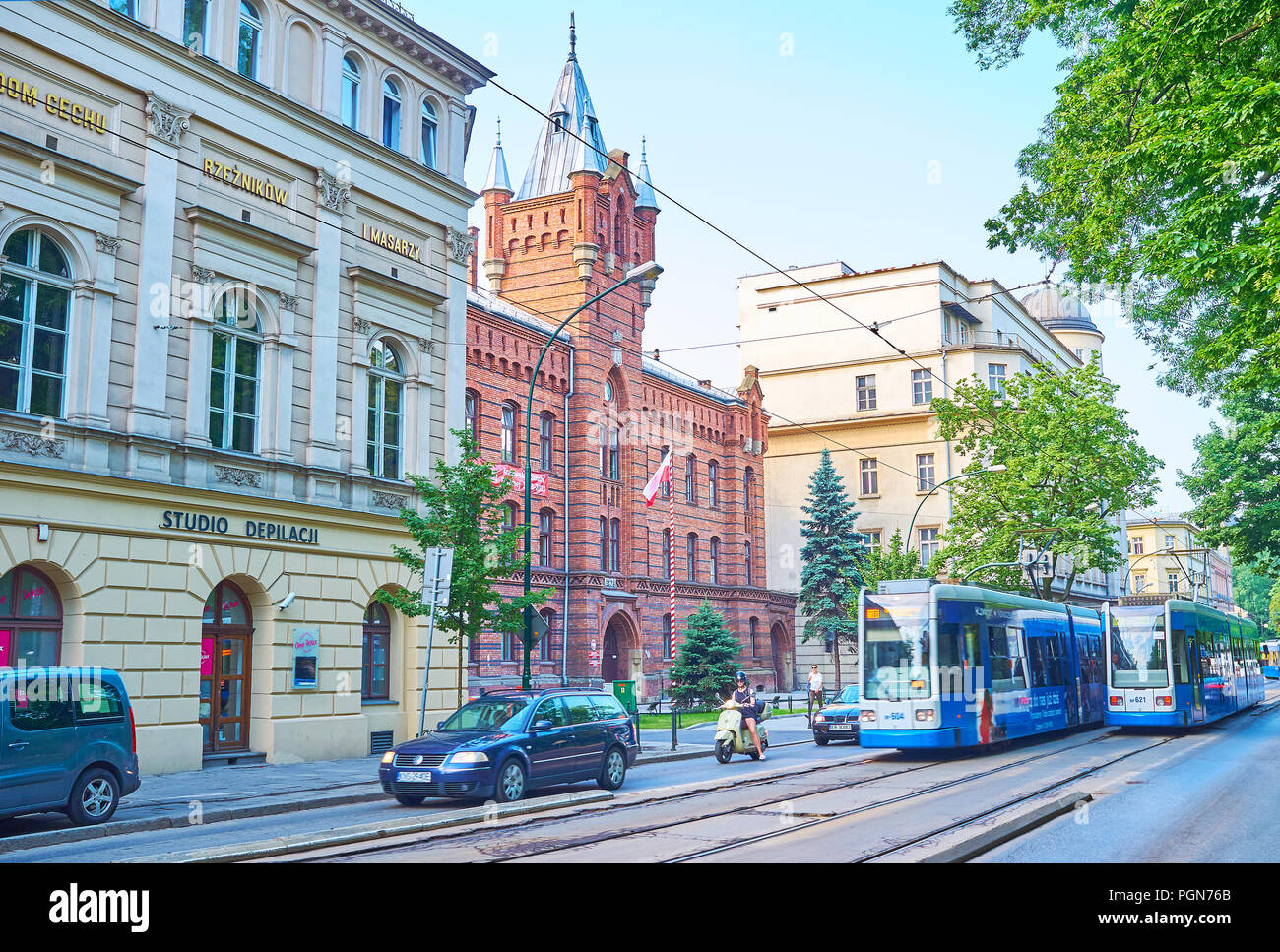 Cracovia in Polonia - Giugno 11, 2018: La scena urbana con tram blu e la vecchia stazione dei vigili del fuoco di sfondo, il 11 giugno a Cracovia. Foto Stock