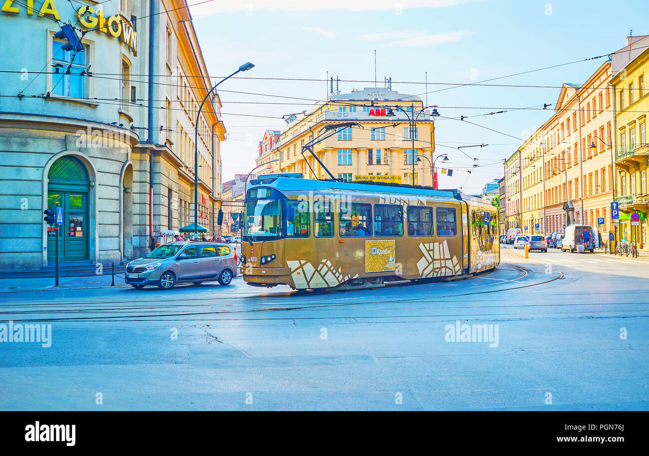 Cracovia in Polonia - Giugno 11, 2018: La scena urbana con colorati tram sul bivio in quartiere residenziale, il 11 giugno a Cracovia. Foto Stock