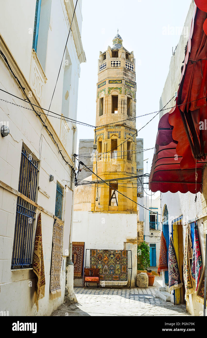 La straordinaria minareto ottagonale del Ottoman Zaouia Zakkar moschea, circondata da un tappeto bancarelle del mercato locale, allungandosi lungo il dedalo di Medin Foto Stock